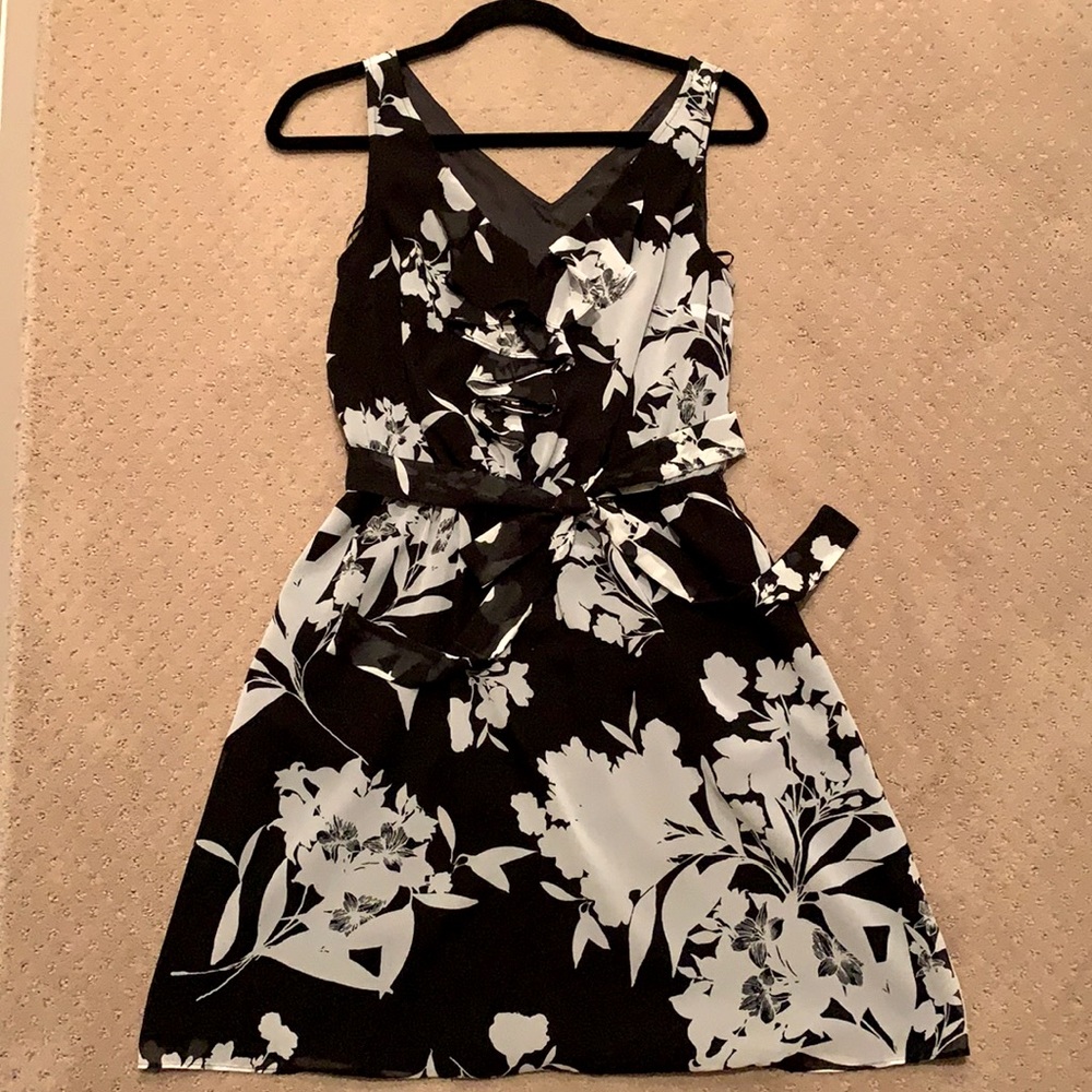 Express dress, black and white floral print, small